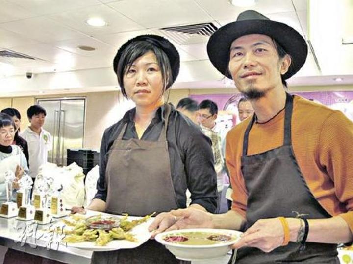 冠軍廚神張弛（右）及女助手（左）化腐朽為神奇，憑一些原被視為菜頭菜尾的材料，製出美味的「芝士菠菜根天麩羅」及蔬果皮湯贏得評判歡心。（余卓善攝）廚師組的參賽作品，表面看來與傳統食肆的精美菜式無異，但其實它們是用「菜頭菜尾」烹煮而成，是便宜又好吃的環保大餐。有廚師稱已把部分菜式推出市面，獲食客好評。（余卓善攝）