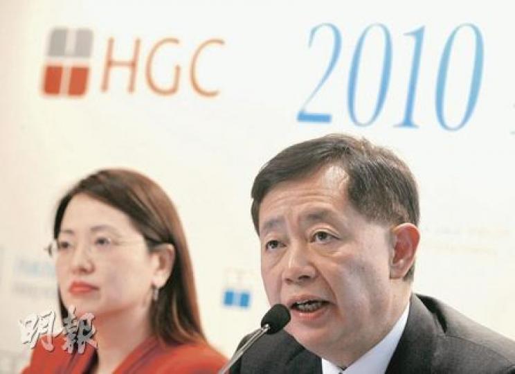 和電香港行政總裁黃景輝（右）指出，和電超過四成的3G月費客戶使用智能手機，左為和電財務總裁陳婉真。（余俊亮攝）