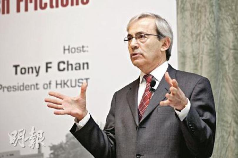 2010年度諾貝爾經濟學獎得主Christopher Pissarides教授昨日出席香港科技大學「俄鋁校長論壇」，與學生分享他在均衡勞工市場方面的研究心得。（陳智良攝）
