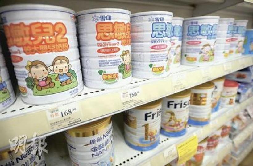 政府承認，日本奶粉的供應會較緊張，呼籲父母可考慮為子女轉食其他奶粉。雪印奶粉發言人說，公司另一款思敏兒奶粉與日本的配方極度相似，只是產自澳洲，已增加貨量，父母可安排子女改吃此奶粉。（朱永倫攝）