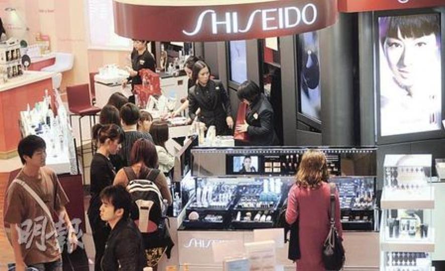 日本著名化妝品品牌Shiseido的粉絲擔心來貨受地震影響，趕緊入貨，品牌攤位前排起了人龍。（朱永倫攝）