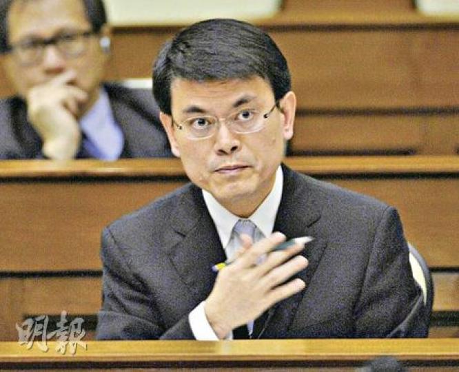 環境局長邱騰華昨表示，會參考日本福島縣核事故，重新審視本港未來能源組合的比例。（余俊亮攝）（明報製圖）