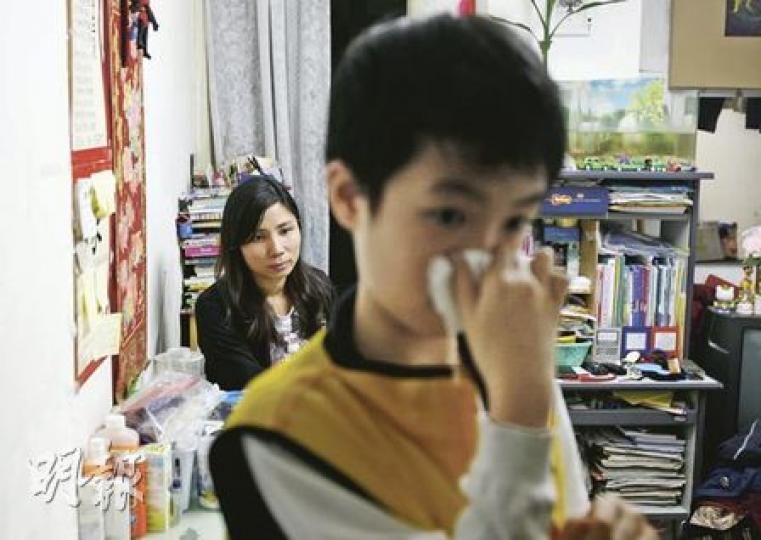梁太與兒子來港5年多，他的10歲兒子因本港空氣差而有鼻敏感，經常要輪候兩小時看免費中醫。梁太聽到新移民也能獲派6000元，認為只能紓解一時之困，「我寧願政府改善醫療、教育、住屋等政策，令更多窮人受惠」。（林振東攝）（明報製圖）