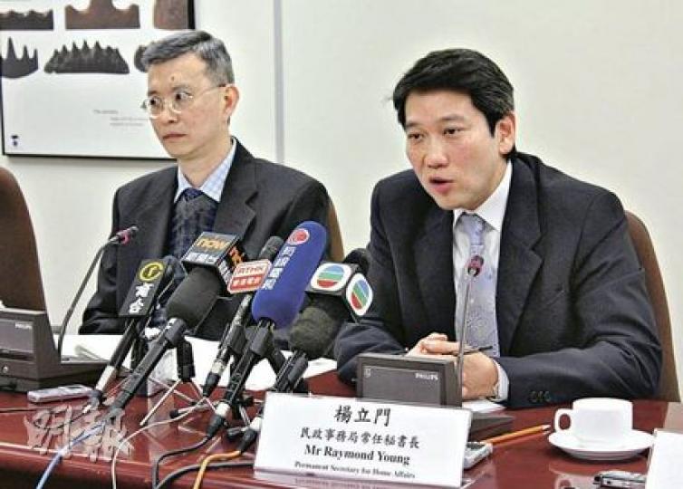 民政事務局常任秘書長楊立門（右）表示，一手樓業主面對與財雄勢大的發展商訴訟，在社會公義上，有必要為他們提供保障。左為法援署長陳香屏。（陳家俊攝）