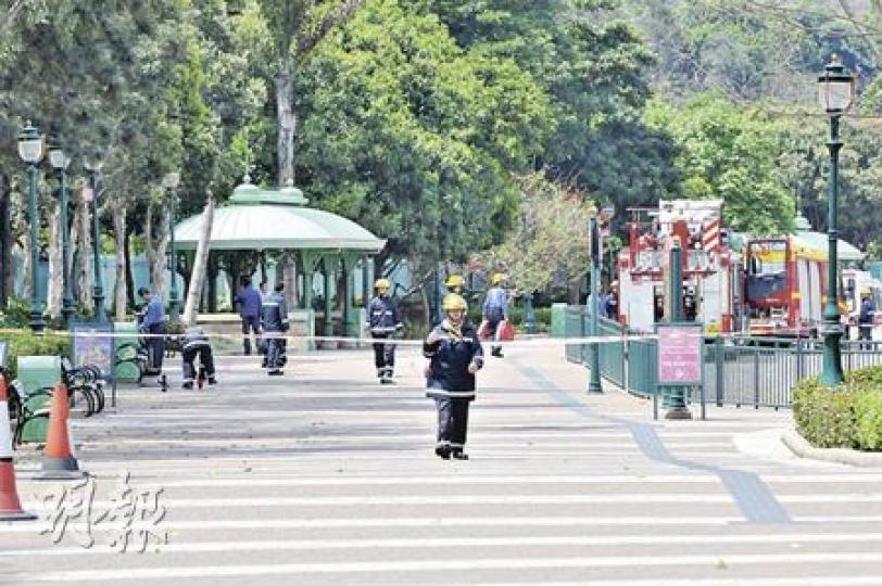 大批警員及消防員趕赴迪士尼樂園，封鎖逾百米範圍調查，幸而只是虛驚一場。（林錫禮攝）警方出動兩隻史賓格警犬，檢查有關液體後認為無可疑，及後證實只是清潔劑。（林錫禮攝）