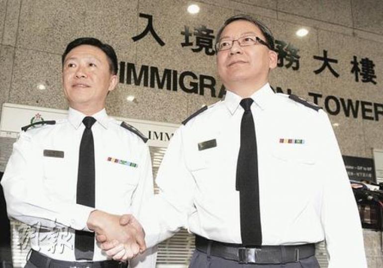 現任入境處副處長陳國基（右）更上一層樓，獲國務院任命為新任入境處長，接替年滿55歲退休年齡的現任處長白韞六（左），下周一履新。（劉焌陶攝）（明報製圖）（明報製圖）