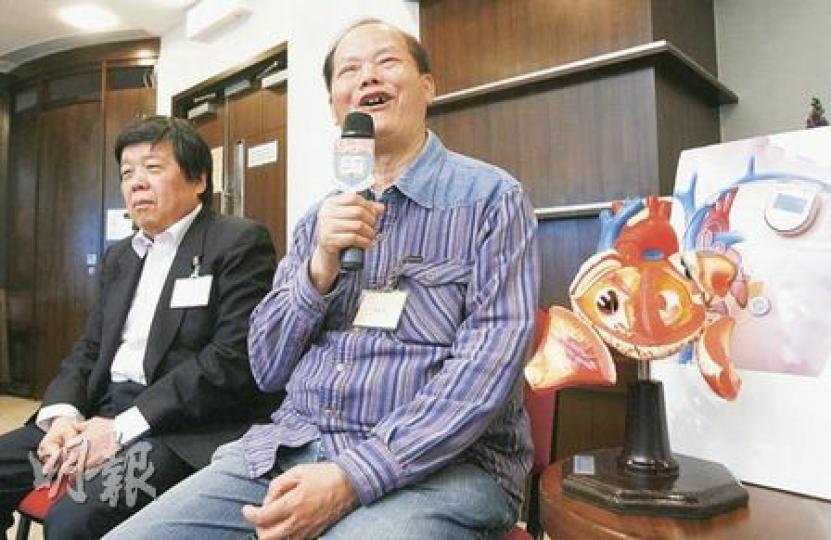 香港大學研究跟進600多名心肌梗塞患者，發現7年內有7.2%患者涉心臟猝死。病人湯先生患有心肌梗塞，因血管栓塞令病情一度危急，幸已安裝心臟除顫器（圖右），現可回復正常生活。（林振東攝）