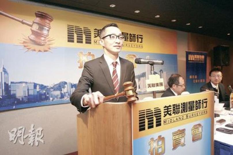 美聯測量師行董事林子彬昨揸大槌拍賣產業署10項位於港島的公務員宿舍物業，結果「捱」了四個小時沽出8項，總算有個交代。（李紹昌攝）