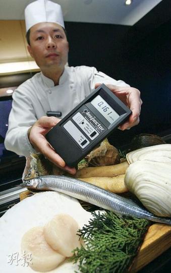 「八重菊」購入輻射探測儀，即場為顧客檢驗食材輻射含量。餐廳表示，一般食材如魚生、貝類均含0.0001至0.0002毫希輻射量，即場測試結果為0.000161毫希，屬於正常水平。（林振東攝）