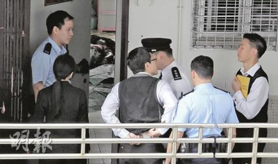 被丈夫殺害的譚婦伏屍寓所客廳，警員到場將現場樓層一半範圍封鎖，並進入單位調查。（雲錦鋒攝）