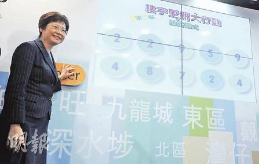 第二輪樓宇更新大行動昨日抽籤，共有516宗舊樓法團申請獲批。發展局長林鄭月娥稱政府再注資10億元後，不會再加碼。（朱永倫攝）
