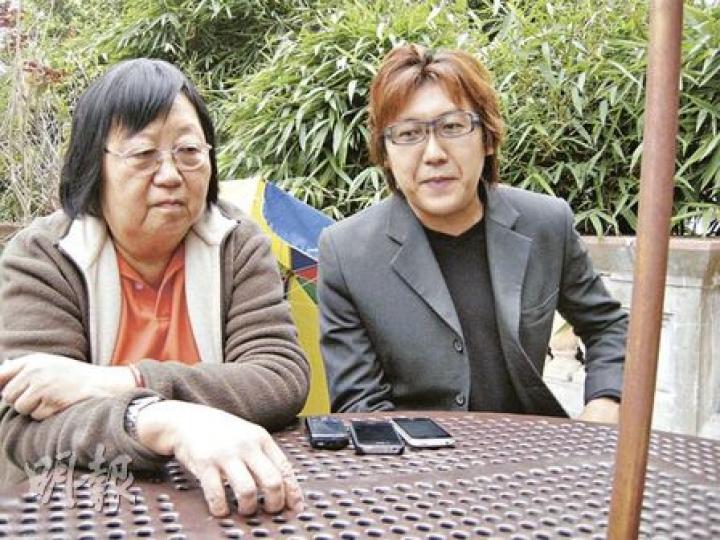 死者謝廷駿的母親李美珍（左）及兄長謝志堅（右）昨接受訪問，強調追究的道路雖然漫長，但不會放棄尋求公義，不會讓已逝者枉死。（梁珮珊攝）