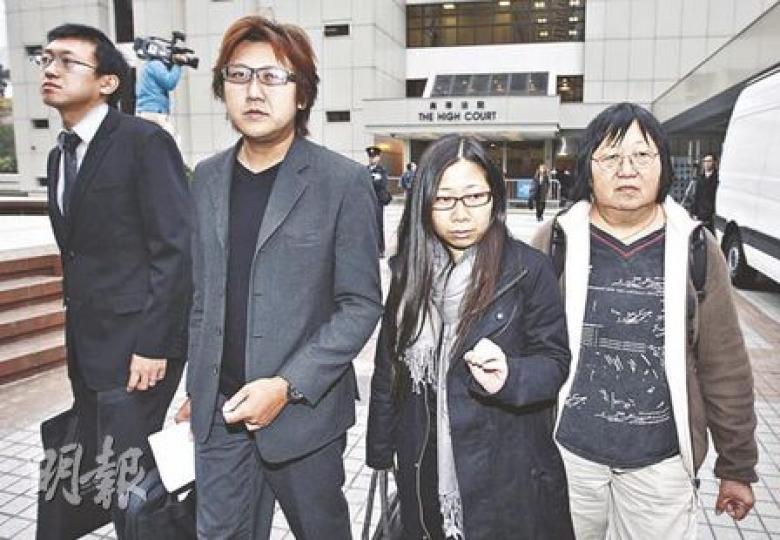 謝廷駿兄長謝志堅（左二）、生還者李瀅銓（左三）、謝母李美珍（右一）一同步出法庭。謝母坦言隨着死因研訊結束，讓她知道更多真相，亦更了解菲政府的處事無能，「愈知得多便愈嬲」。（李紹昌攝）