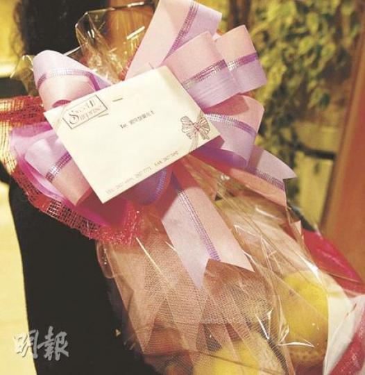 商務及經濟發展局長劉吳惠蘭患上腸癌，昨日仍在瑪麗醫院留醫，有人送上花籃慰問。（李紹昌攝）