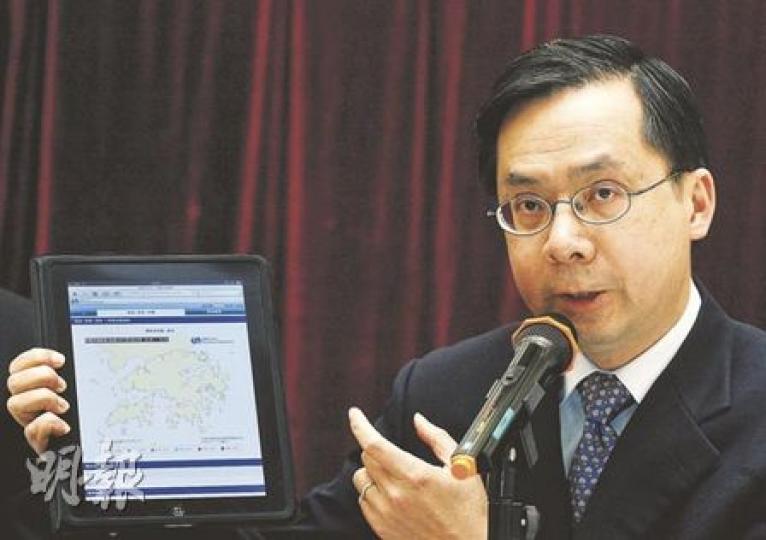2009年以58歲「高齡」擢升為天文台長的李本瀅，承認下月退休，並「自爆」女兒有喜，退休後會搬到女兒居住的紅磡區，享受湊孫之樂，有傳接任熱門人選是助理台長岑智明。圖為李本瀅展示天文台在互聯網推出的新服務。（林振東攝）