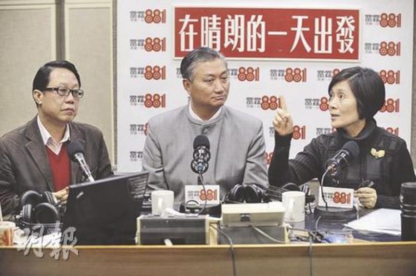 3名關愛基金委員會成員包括張國柱（左起）、陳振彬及方敏生昨日出席電台節目，方敏生炮轟政府在巨大盈餘下應定出長遠政策，而非透過關愛基金向新移民派錢。（何家達攝）