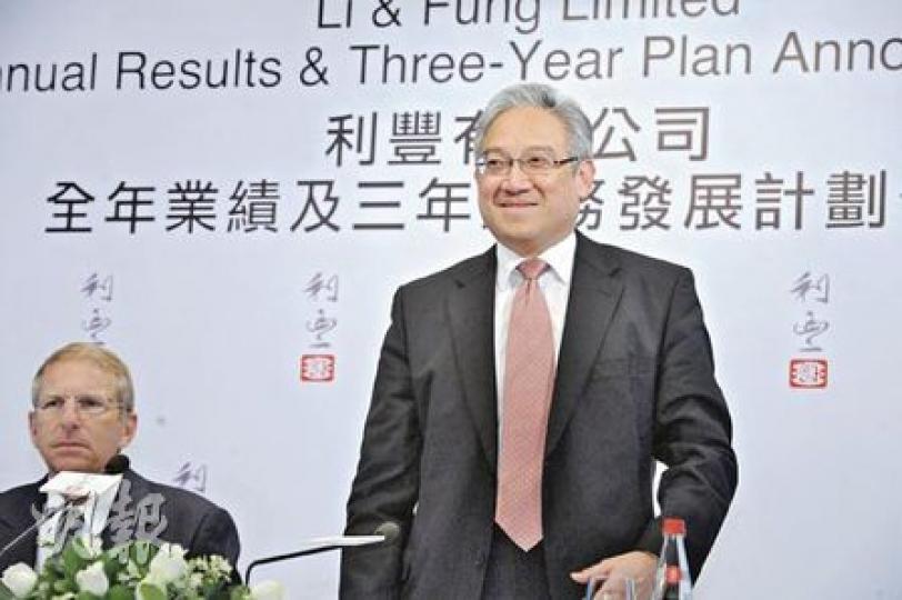 馮國綸（右）表示，預期實現新的3年計畫的過程是困難的，但他認為集團基礎業務強勁，是有能力達到目標。圖左為總裁樂裕民。（尹錦恩攝）