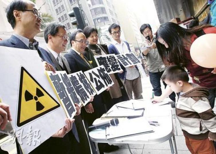 核電站的安全愈來愈受關注，公民黨多名立法會議員和成員昨日於中環舉行簽名活動，要求內地暫緩發展核電，並公布詳細應變計劃。（李紹昌攝）94年投產的大亞灣核電站至今已17年，廠方強調電站設計較日本福島核電站有優勝之處，例如備有兩座柴油發電機（圖中左方橙色架後），冷卻系統斷電風險極微。圖中圓頂建築物為反應堆，旁邊方形建築物為暫存核廢料池。（馬耀森攝）大亞灣核電站源源不絕排放冷卻系統的海水。（馬耀森攝）