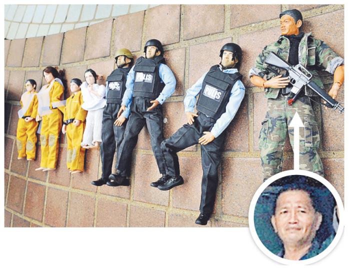 多個代表門多薩、菲律賓警方及本港人質的模型公仔，未有在死因庭上大派用場，警方解釋是因擔心令生還者情緒波動。右一為門多薩模型，圓圖是他事發當日在旅巴上的相片。（劉焌陶攝）警方昨在庭外示範掀起旅遊巴模型車頂。（劉焌陶攝）當日人質挾持事件中，旅遊巴、警員、警車及傳媒的相對位置，可透過精細的模型清楚展示。（劉焌陶攝）警方以1比150比例製成馬尼拉黎剎紀念公園模型，供死因庭陪審員提供現場環境實況。（劉焌陶攝）