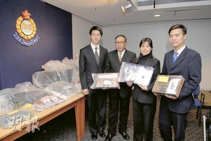 警方打擊兒童色情罪行拘16人，展示行動中檢獲載有兒童色情圖片及短片的iPad與電腦儲存配件。（屈俊樂攝）（明報製圖）