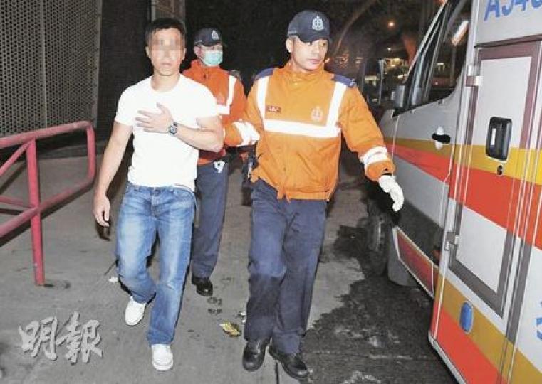 涉嫌醉酒鬧事乘客（圖）與的士司機同向警員報稱遇襲受傷，送院治理後被捕。（蔡方山攝）涉案的士司機事後折返現場，警員調查後以涉嫌襲擊傷人將其拘捕。（蔡方山攝）