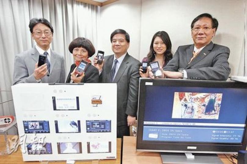 3間商營廣播機構昨正式獲發牌照，計劃本年11月正式推出數碼聲音廣播。圖為影視及娛樂事務管理處處長劉明光（左起）、新城董事總經理馬健生、商務及經濟發展局副秘書長蕭如彬、鳳凰廣播總裁助理于盈、香港數碼創辦人鄭經翰。（李紹昌攝）