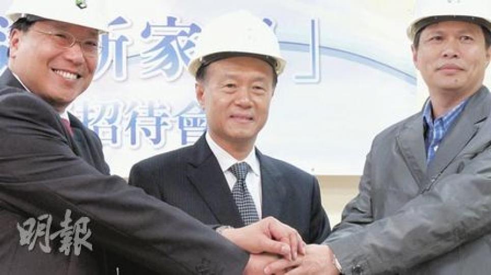 建造業議會培訓總監黃敦義（左起）、新家園協會會長許榮茂及建造業總工會理事長周聯僑，昨日正式宣布合作成立「建造新家園」計劃，為下月1日的新來港「超齡子女」提供建造業培訓及生活津貼。（彭美芳攝）