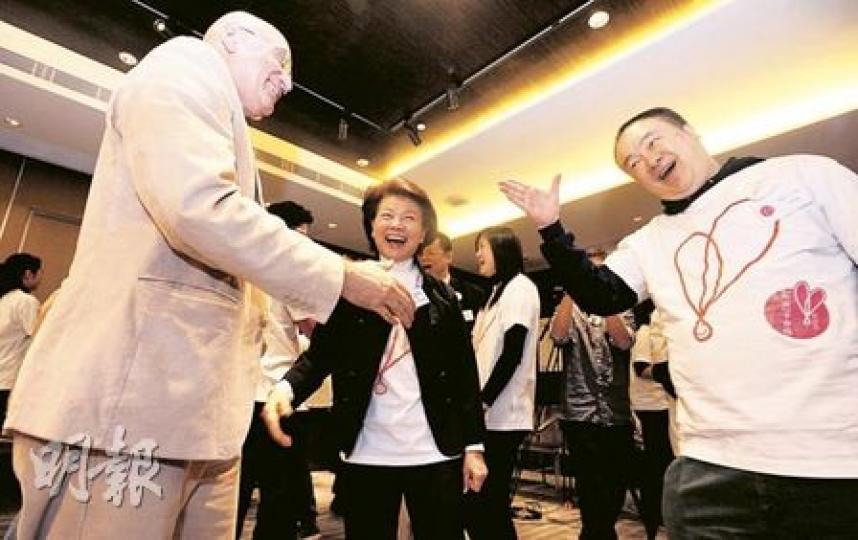 擅長拍笑片的導演高志森，都來學習大笑瑜伽，舉手投足哈哈大笑。（朱永倫攝）「大笑瑜伽」始祖Madan Kataria（前）表示，港人生活緊張，大笑瑜伽對身體免疫系統和減輕壓力均有好處，建議港人每天至少笑15分鐘。（朱永倫攝）