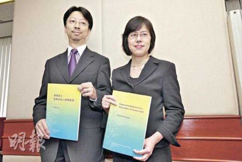 討論多時的保單持有人保障基金終於出籠，財經事務及庫務局副秘書長（財經事務）何宗基（左）及保險業監理專員蔡淑嫻（右）稱，保障基金成立後，每張保單最高可獲100萬元賠償。（陳智良攝）（明報製圖）
