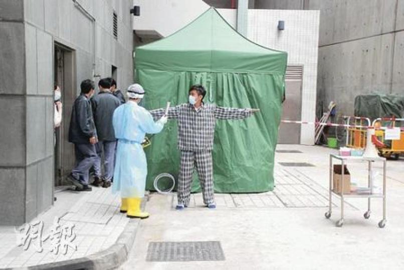 明愛醫院昨早11時就接收輻射病人舉行演習，模擬有市民身上驗出超標放射性物質。染輻射者須進入圖中綠色帳篷清洗及更換衣物，之後由穿上防護衣的醫護人員檢測，確保除污。整個演習歷時約45分鐘。（雲錦鋒攝）帳篷如臨時小型浴室，有花灑讓病人清洗，帳篷上亦有指示講解各項步驟。（雲錦峰攝）