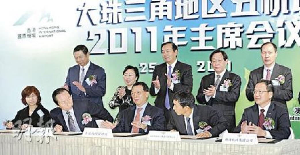 大珠三角地區五機場當局昨日簽署合作備忘錄，中國民用航空局副局長夏興華（後排左一）預期5年後，白雲機場與香港機場客運量均達6000萬人次。港大地理系主任王緝憲認為，港府應盡早興建第三條跑道，否則為時已晚。（尹錦恩攝）（明報製圖）
