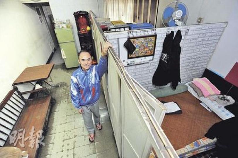 現居於馬頭角北帝街32號900多平方呎單位的梁志雄（圖），表示不介意貼錢作原址樓換樓，但指新居亦不能太小。（朱永倫攝）