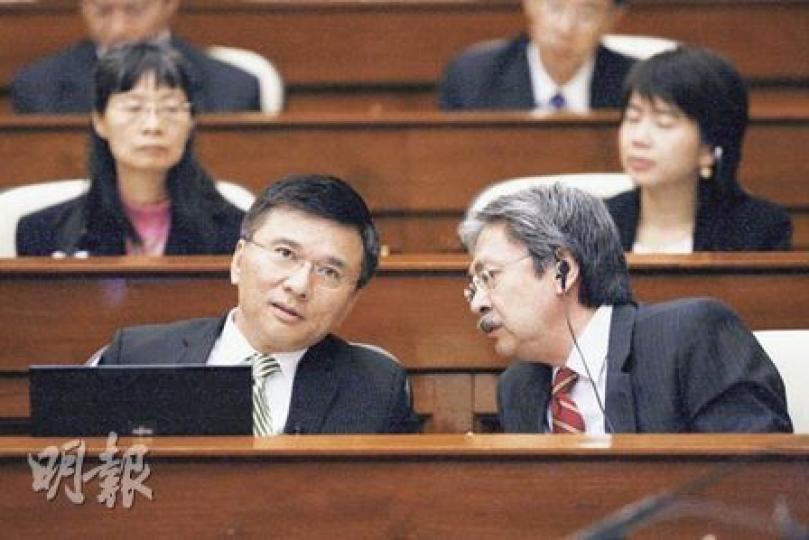 財政司長曾俊華（右）昨日呼籲議員支持預算案，一旦否決便「大家都攞唔到呢6000蚊」，言論惹起議員不滿。左為財經事務及庫務局長陳家強。（李紹昌攝）