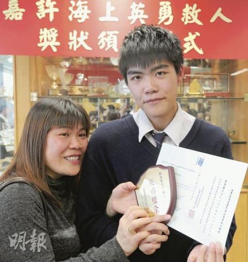 不擅游泳的鄭嘉豪（右）衝動下海救人，曾惹得母親十分擔心，但鄭媽媽昨日親身到頒獎現場支持兒子，並表示喜見兒子有救人的心。（尹錦恩攝）去年上環信德中心對開海面發生直升機墜海事件，温桂金（左）和何金木（右）夫婦當時拯救了多名墮海者，並表示人命攸關，顧不了直升機會否爆炸。（尹錦恩攝）