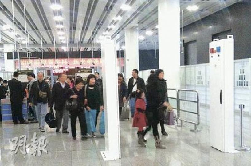 本報記者昨晚由落馬洲進入深圳福田口岸，經過正常入境手續及通關檢測後，發現在旅客必經之路新加裝了兩塊兩米高巨型金屬板，上有顯示燈，但記者未能確認它是否便是傳聞中的輻射探測儀，邊檢人員亦拒回應記者查詢。（本報記者攝）