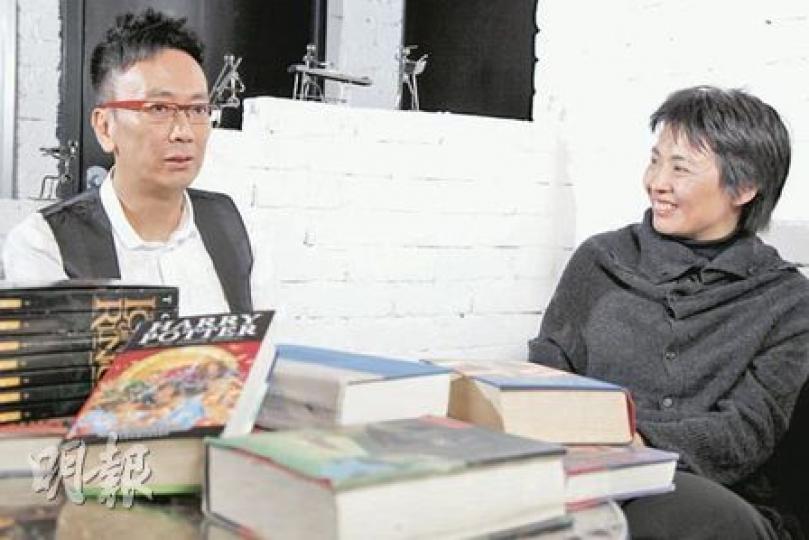 藝人鄭丹瑞（左）和「書送快樂」創辦人劉庭善（右）同來自愛書家庭，他會為女兒大灑金錢購書。鄭丹瑞兩名女兒早前捐出約500本書，希望書的「生命」可透過易手而得以延續。（陳智良攝）