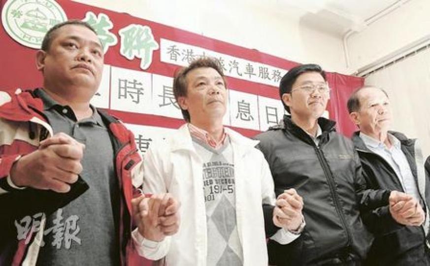香港中旅汽車服務車長工會計劃下周發起工業行動，以示不滿資方剝削。主席方觀耀（右二）稱，曾與資方會面要求改善待遇，惟不歡而散。（劉焌陶攝）