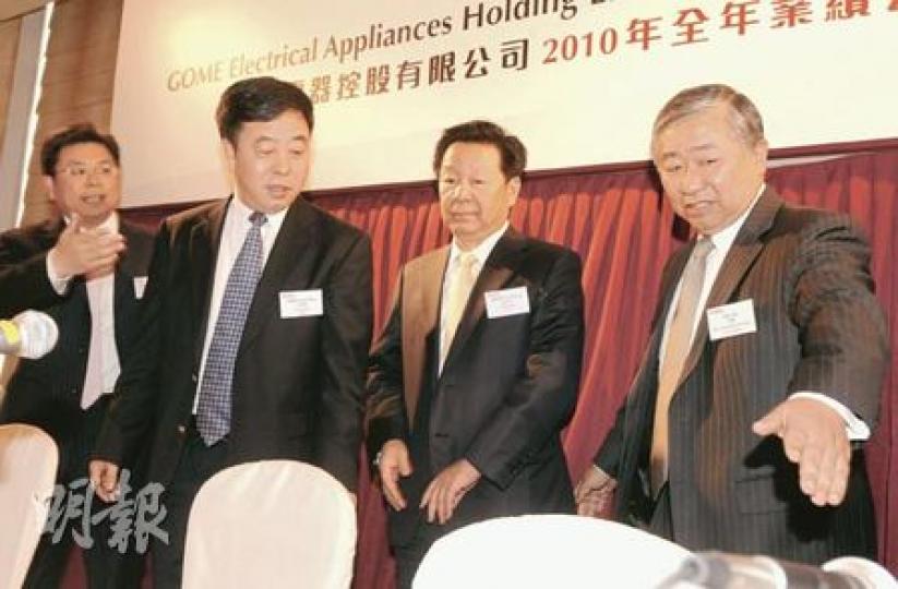 國美主席張大中（右二）表示，今年會新開100間新店以上，並會致力開拓2、3線城市的市場。（圖左二）為總裁王俊洲，右為非執行董事竺稼。（劉焌陶攝）