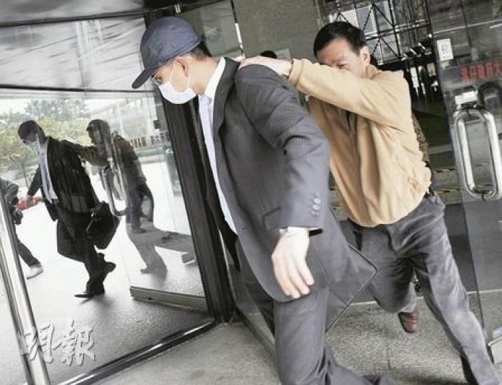 畢馬威高級經理梁思哲（左）被指收受上市中介人陳秋云的30萬元賄款，協助在招股書報告造假，涉犯兩罪受審，獲親人護送離開。其下屬稱他曾把賄款當作「大利市」。（余俊亮攝）畢馬威助理經理劉淑婷強調一直無意收賄，但表示有感被告梁思哲資歷較豐，卻無意主動舉報，遂在北上公幹時匿名舉報，揭發事件。（何偉畧攝）