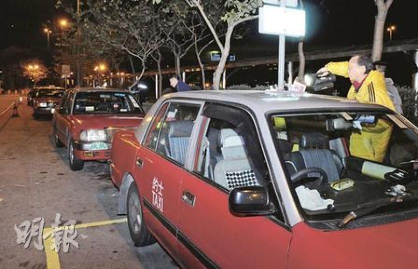 泊在香港仔觀海徑路邊的士遭夜青毁壞後，探員接報到場調查。（蔡方山攝）