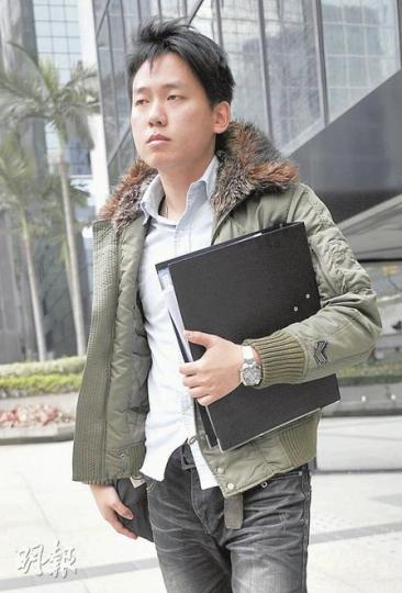 民協社區主任黃永傑入稟小額錢債審裁處，向八達通索償50元感情傷害。（余俊亮攝）