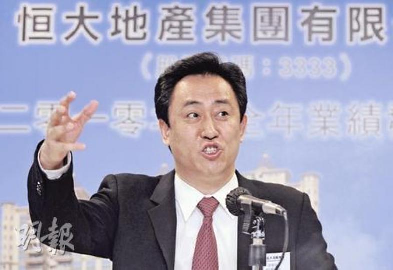 恒大地產董事局主席許家印在派息後將坐收11.86億（人民幣．下同）。他稱管理層有把握超額完成2011年700億元的預售目標，而3月合約銷售額仍將為內房之冠。（何家達攝）