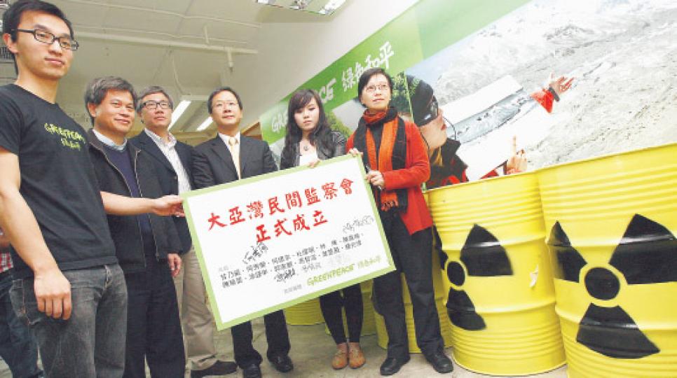 綠色和平發起成立「大亞灣民間監察會」，成員包括立法會議員何秀蘭（右起）、學聯代表葉楚茵、郭家麒醫生、中大環境科學課程主任陳竟明博士及80年代「香港爭取停建大亞灣核電廠聯席會議」發起人馮智活牧師等13人。左一為綠色和平項目主任古偉牧。（李紹昌攝）（明報製圖）