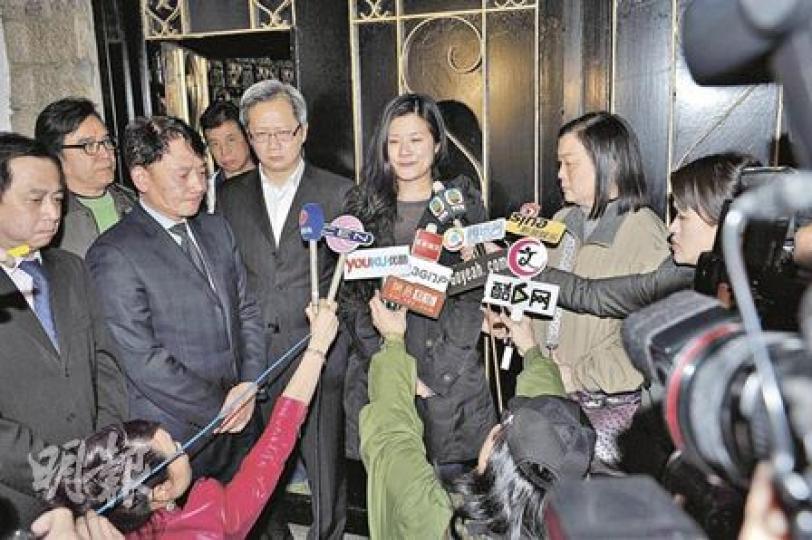 鄧光榮長女鄧業炘（中）昨晚在寓所外宣布父親的死訊。（劉一立攝）