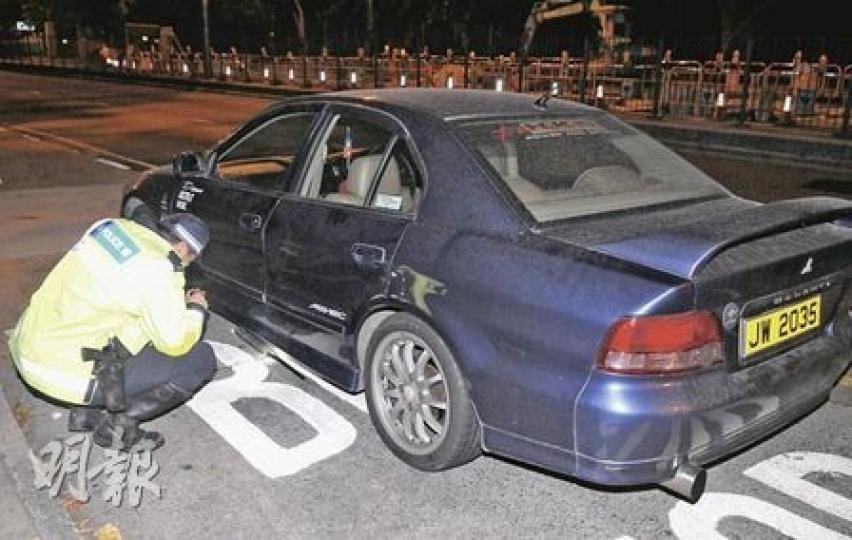 警方在粉嶺馬會道傷人案現場附近一輛私家車旁邊及渠邊，分別檢獲金屬棒球棍。（蔡方山攝）馬會道傷人案其中一名遇襲男子，送往醫院治療後無大礙。警方相信案件與黑幫尋仇有關，已交由反黑組探員偵查。（蔡方山攝）