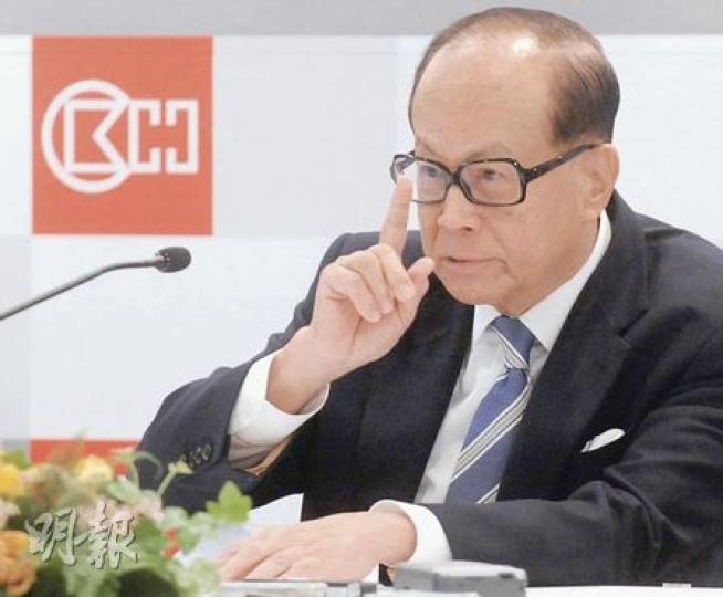 長實主席李嘉誠表示，在最低工資問題上，低收入市民生活困難，但小企業的生意亦很難做，故要取得平衡點。（劉焌陶攝）