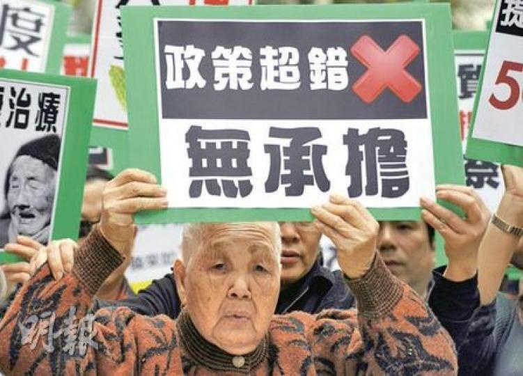雖然港大民調指市民對財政預算案的滿意率止跌回升，不過預算案公布至今遊行不斷，昨日長者服務大聯盟不滿政府無承擔而上街抗議。（葉漢華攝）