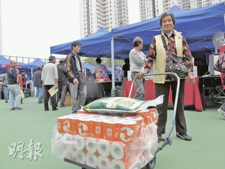 85歲的趙婆婆叫工人準備手推車，一口氣購入6排廁紙、8樽1公升裝食油及一包8公斤泰國米，滿載而歸。她說如果晚上試過新米好吃，今天會再買。（余卓善攝）