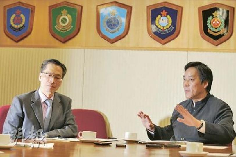保安局副秘書長魏永捷（右）強調，容許港人內地超齡子女申請單程證來港的計劃「不設截止日期」，合資格申請人可仔細想清楚，才決定是否申請。圖左為入境事務處助理處長陳孟麟。（何家達攝）（明報製圖）（明報製圖）
