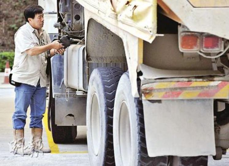 本報發現車用燃油入口價與零售價差距愈來愈大，最新車用柴油價更為9年來最高，小巴及貨櫃車業界均批評油價加快減慢，議員湯家驊促請盡快訂立競爭法，以收阻嚇。（朱永倫攝）（明報製圖）